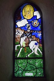 France, Cantal (15), Sainte-Marie, église Sainte-Agathe, vitrail dessiné par Jean Cocteau et réalisés à Saint Jean Cap Ferrat dans les ateliers Pelissier, le patron des chasseurs Saint Hubert monté sur un cheval et vêtu d'un habit d'inspiration Renaissance