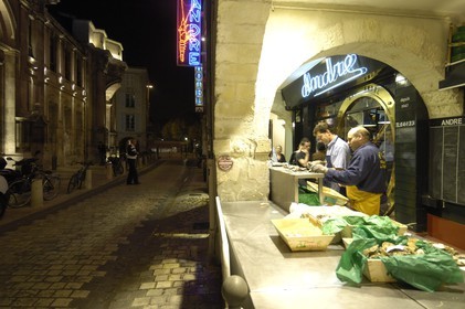 France, Charente-Maritime (17), La Rochelle, restaurant à huîtres rue Saint-Jean-du-Perot