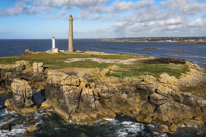 France, Finistère (29), Pays des Abers, Ile Vierge dans l'archipel de Lilia, le phare de l'Ile Vierge, le plus haut phare d'Europe avec 82,5 mètres, et l'ancien phare de 1845 (vue aérienne)