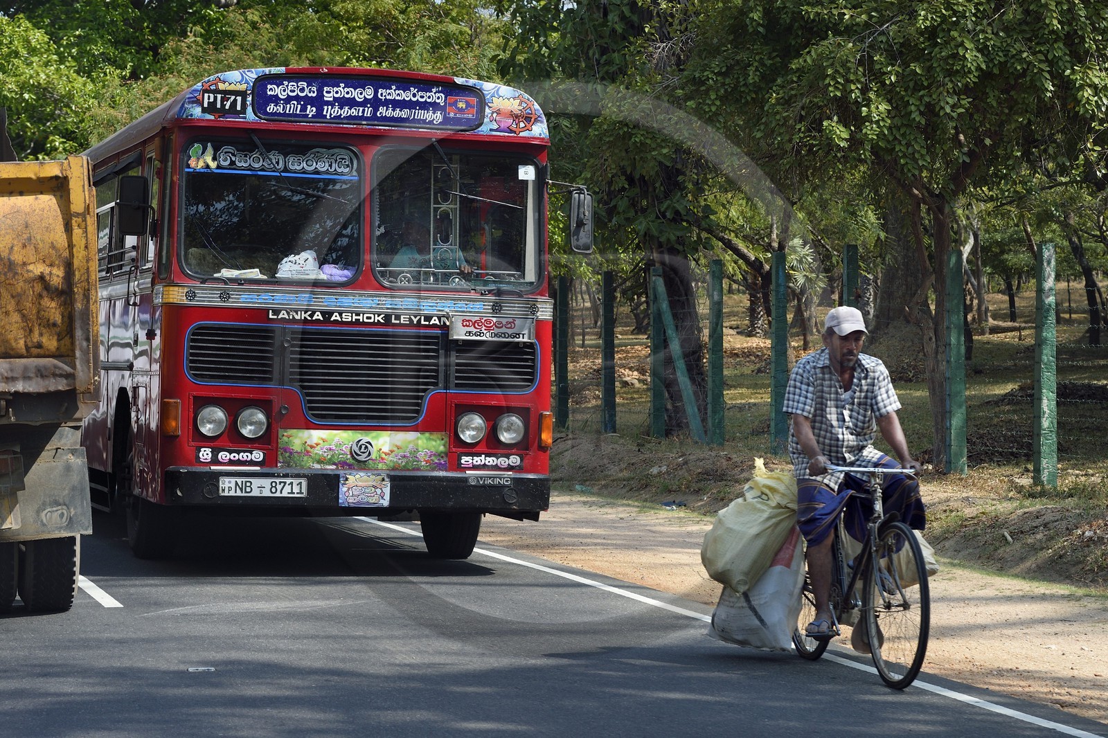 Sri Lanka, province du Centre-Nord, Polonnaruwa, bus intercités d'état (couleur rouge)