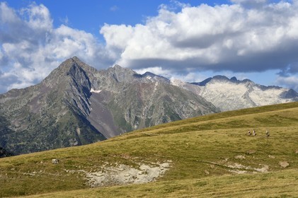 France, Hautes-Pyrénées (65), Saint-Lary-Soulan et Vielle-Aure, randonnée sur une variante du GR10 entre le col de Portet et les lacs de Bastan en bordure de la réserve naturelle de Néouvielle en arrière plan