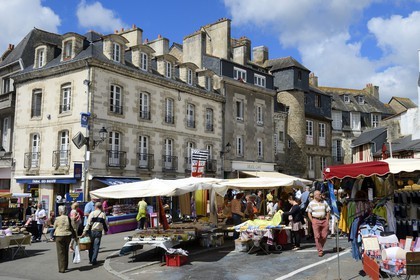 France, Morbihan (56), Golfe du Morbihan, Vannes, maisons à pans de bois place des Lices, jour de marché