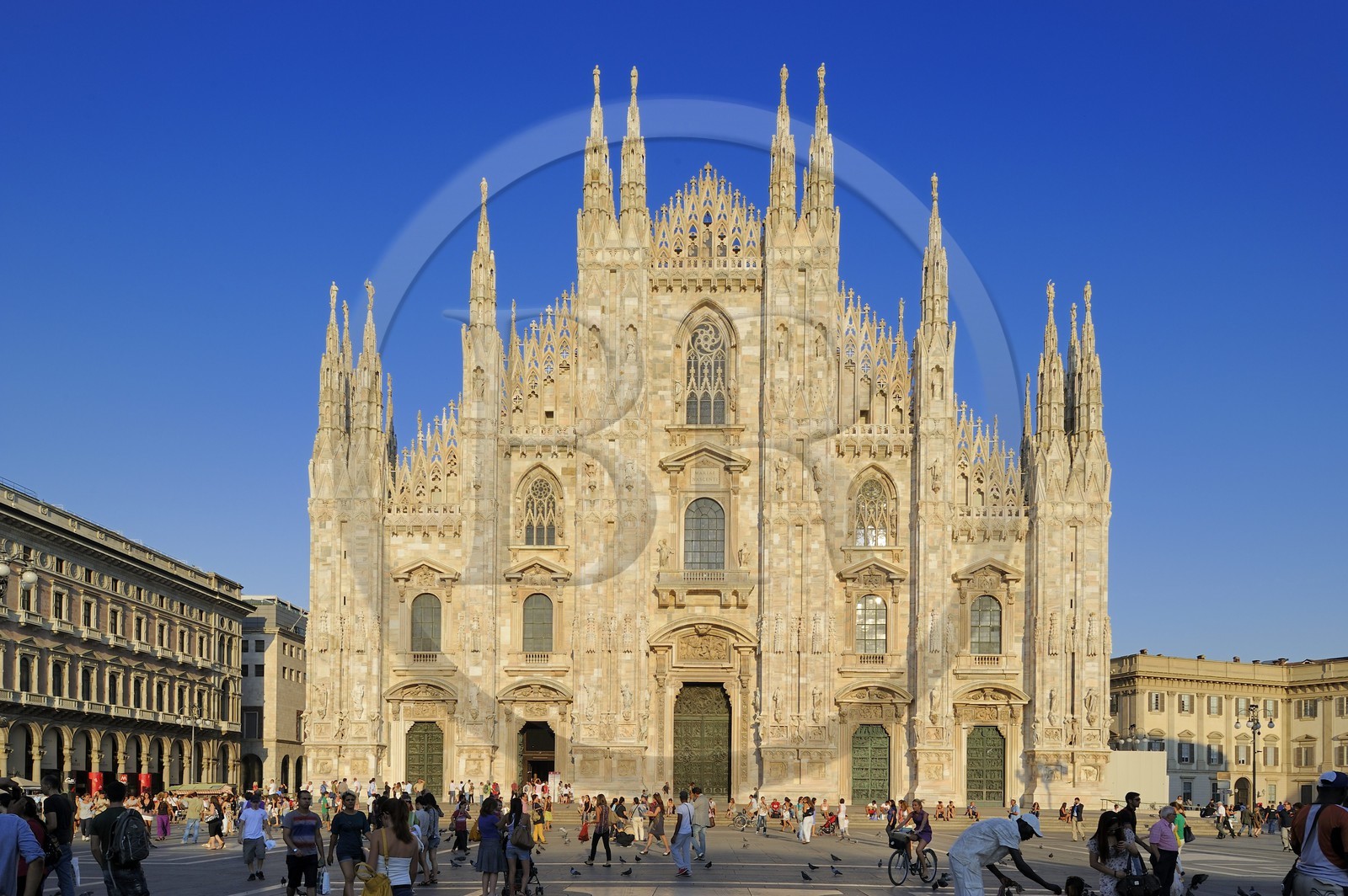 Italie, Lombardie, Milan, Piazza del Duomo, la cathédrale le Duomo de style gothique flamboyant
