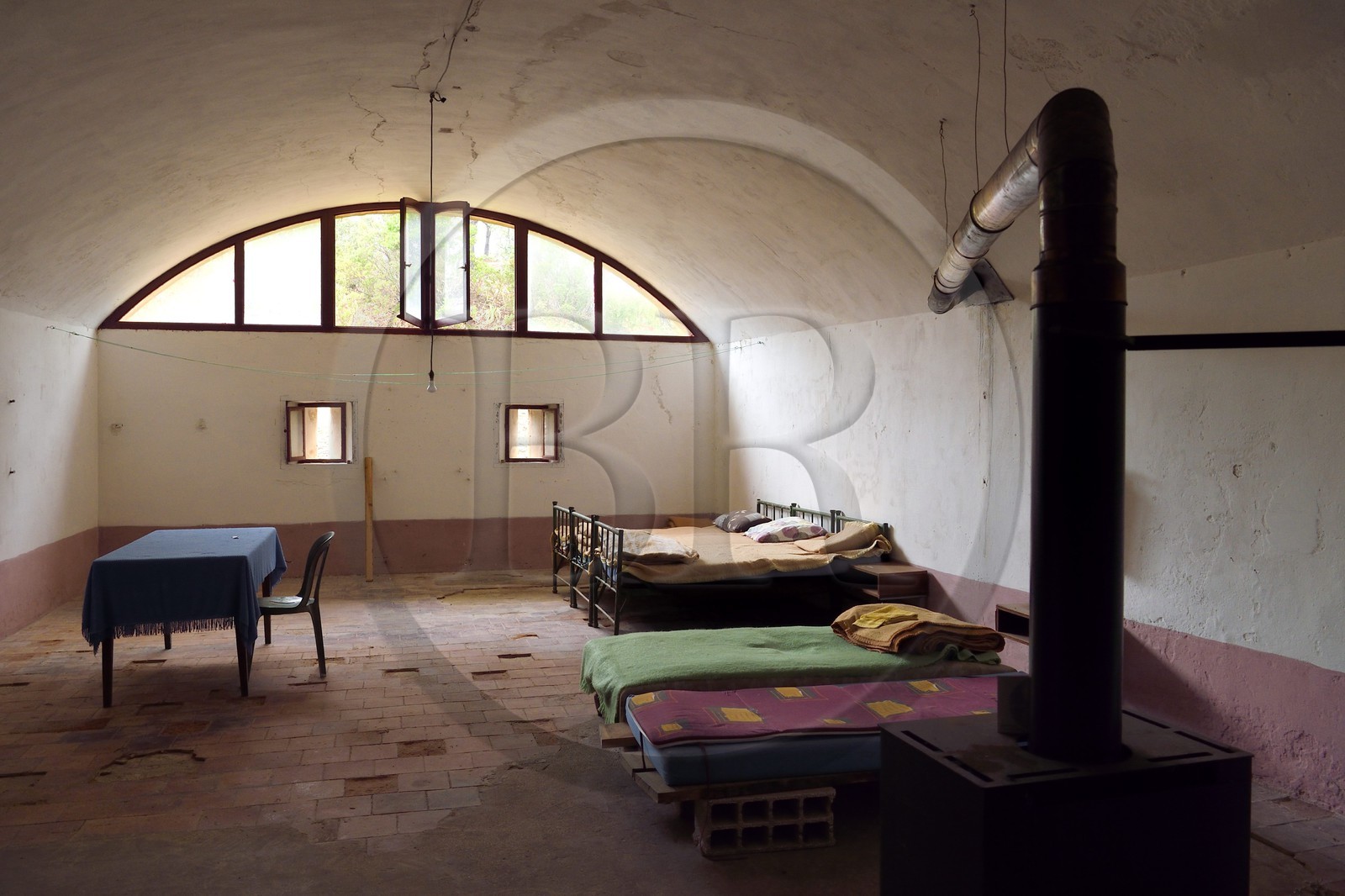 France, Var (83), Iles d'Hyères, parc national de Port Cros, Ile de Porquerolles, le Monastère orthodoxe Sainte-Marie dans l'ancien fort de la Repentance, la chambre commune reste difficile à chauffer