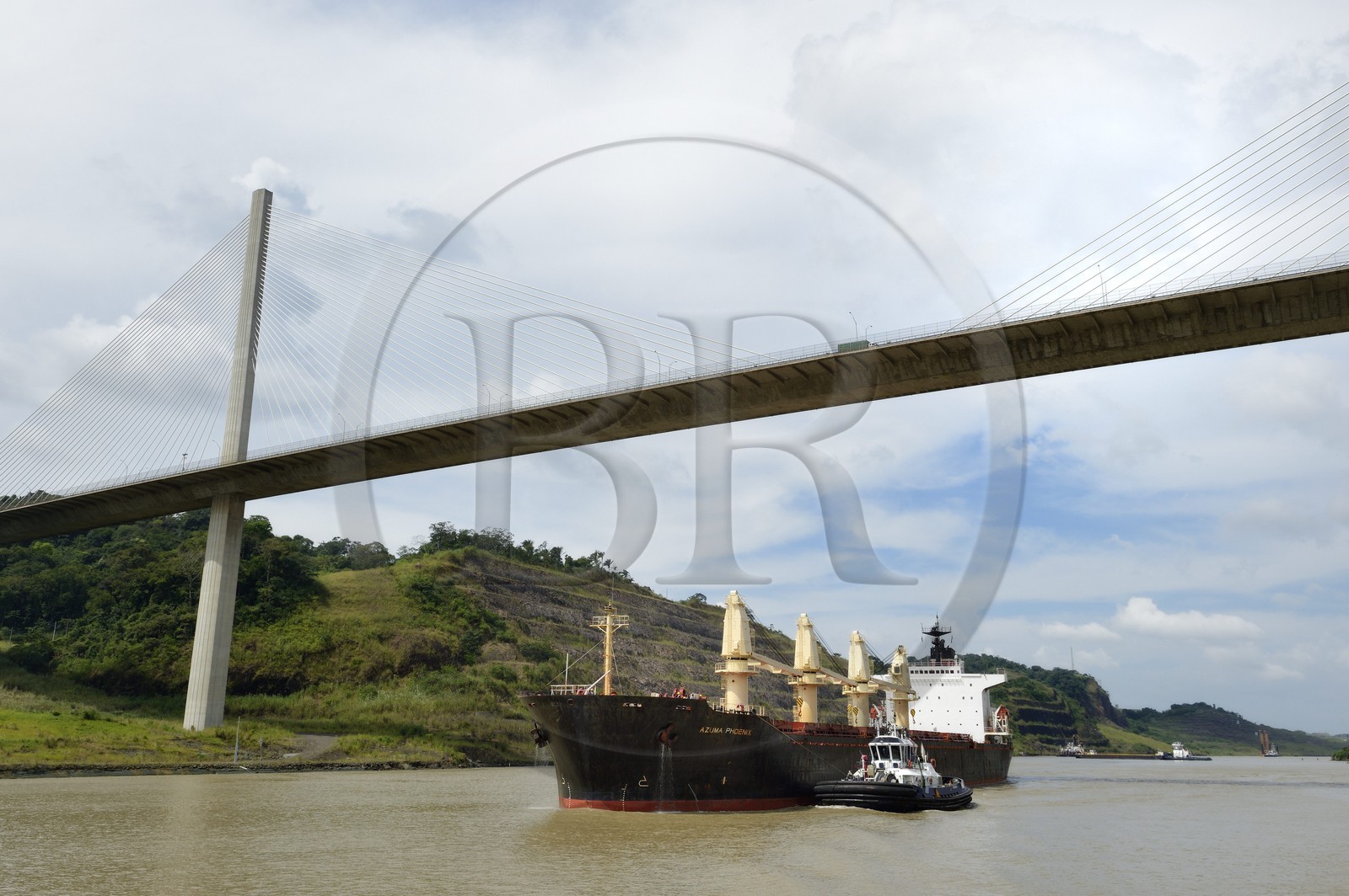 Panama, Canal de Panama, Cargo Panamax passant sous le pont Centenaire (puente Centenario) enjambant le canal