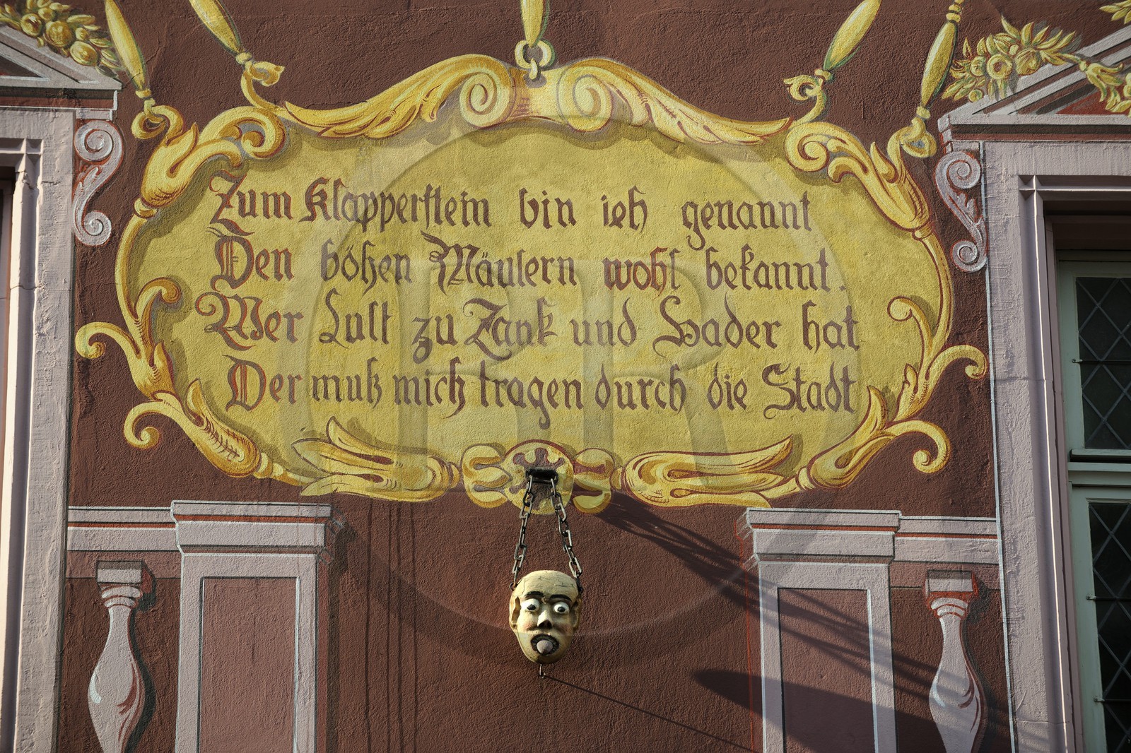 France, Haut-Rhin (68), Mulhouse, l'Hôtel de Ville, masque de pierre grimaçant copie du klapperstein pesant plus de 10kg qu'on suspendait au coup des personnes condamnées pour médisance