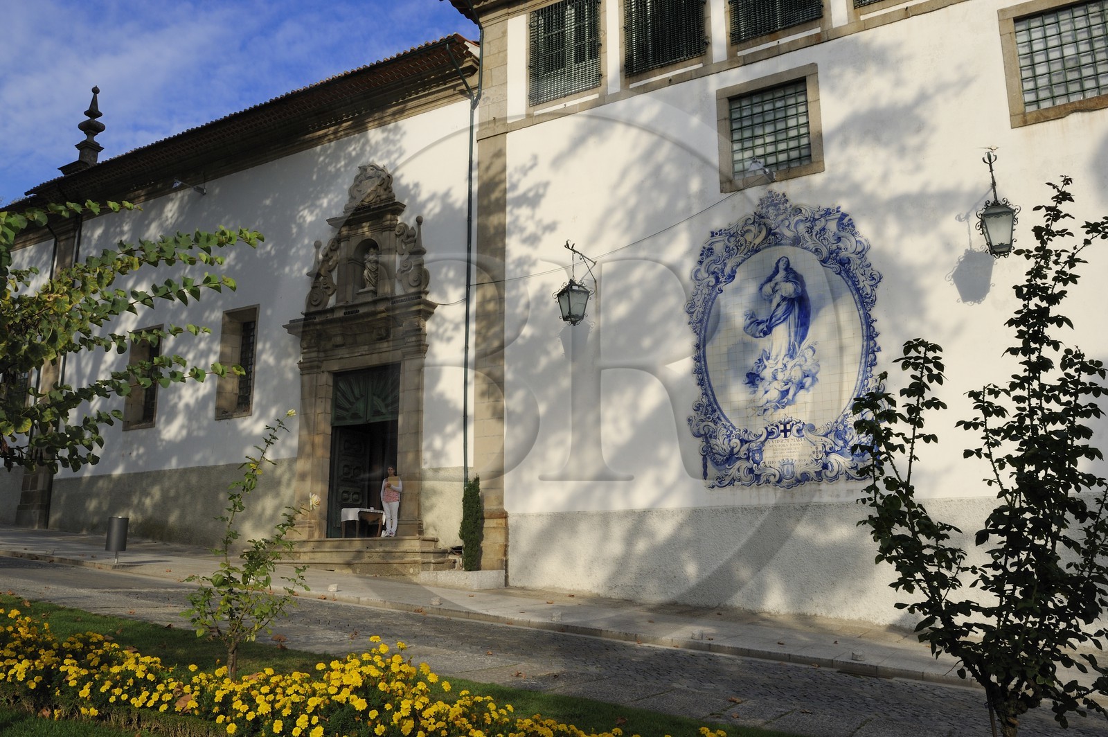 Portugal, région du Minho, Guimaraes, ville classée Patrimoine Mondial de l' UNESCO, chapelle dos Passos Paixao de Christo et Notre Dame de Carmes sur la place Largo Martins Sarmento