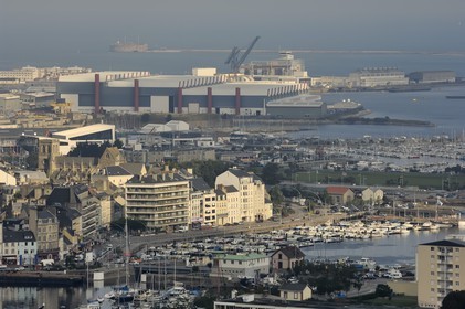 France, Manche (50), Cherbourg, le port et l'arsenal au fond vu depuis le Fort du Roule