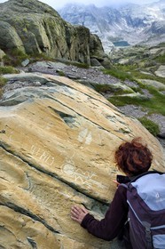 France, Alpes-Maritimes, parc national du Mercantour (Mercantour National Park), the Vallee des Merveilles (Valley of Wonders) scattered with thousands of rupestral engravings of the Bronze Age, Pas de l'Arpette (Arpette pass), the engraving called the zigzag arm Anthropomorphous, a checkerboard-like figure that could symbolize cultivated fields left and two daggers
