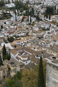 Espagne, Andalousie, Grenade, vue sur l'ancien quartier arabe de l' Albayzin classé Patrimoine Mondial de l'UNESCO et l'église San Pedro y San Pablo depuis l'Alhambra