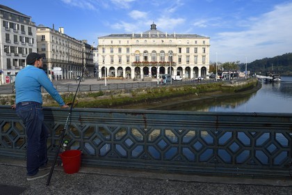 France, Pyrénées-Atlantiques (64), Pays-Basque, Bayonne, hôtel de ville, place de la Liberté, sa facade est ornée de six statues allégoriques symbolisant les activités artistiques et économiques de la ville