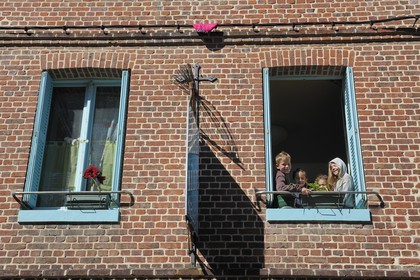 France, Seine-Maritime (76), Veules-les-Roses, enfants à la fenêtre d'un salon de coiffure