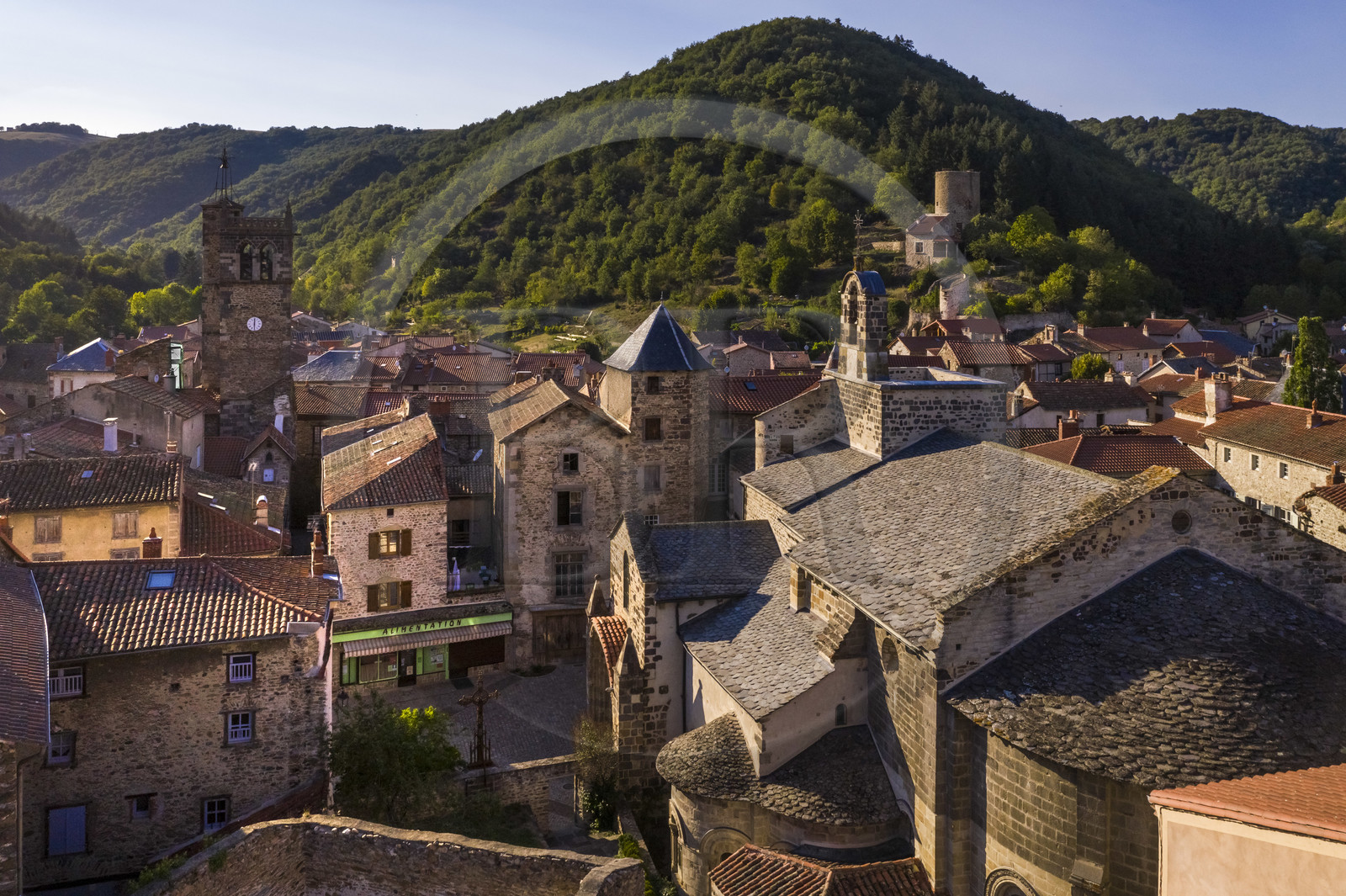 France, Haute-Loire (43), Blesle, labellisé Les Plus Beaux Villages de France, l'église de l'ancienne abbaye Saint Pierre de style roman auvergnat, en arrière plan le Clocher Saint-Martin à gauche et la Tour de Massadou à droite