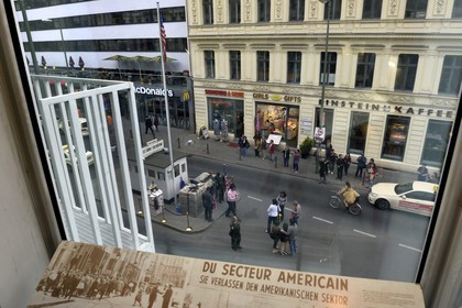 Allemagne, Berlin, quartier de Kreuzberg, Checkpoint Charlie, ancien lieu de passage entre l'est et l'ouest au temps du mur