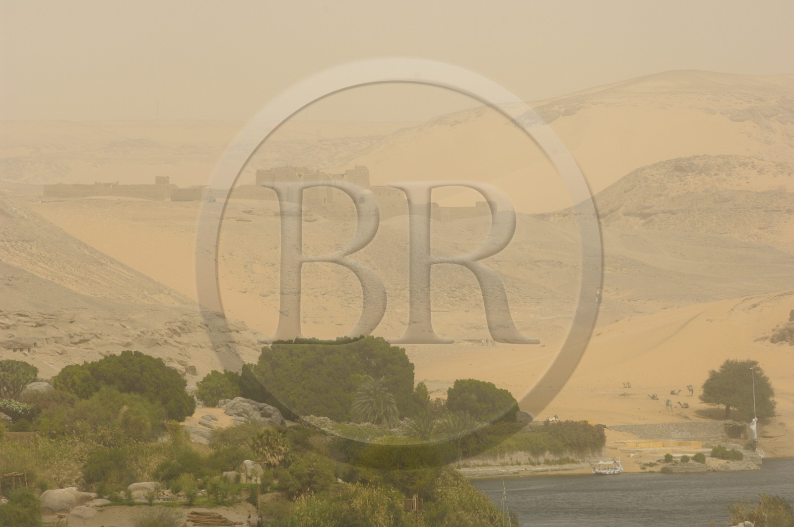 Egypte, Haute Egypte, Nubie, vallée du Nil, Assouan, le monastére Saint-Siméon sur la rive gauche du Nil lors d'une tempête de sable