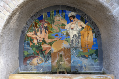 France, Alpes-Maritimes (06), Menton, Domaine des Colombieres, oeuvre en céramique nourrit de références antiques d'une fontaine par Ferdinand Bac