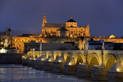 Espagne, Andalousie, Cordoue, centre historique classé Patrimoine Mondial de l'UNESCO, le pont romain sur le Guadalquivir du Ier siècle avant JC et la mosquée cathédrale