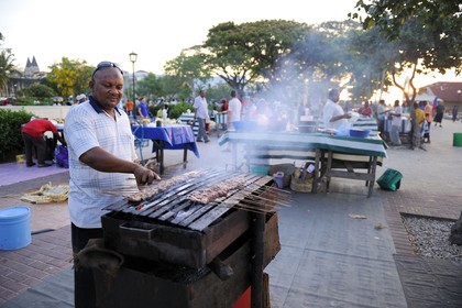 Tanzanie, archipel de Zanzibar, île de Unguja (Zanzibar), ville de Zanzibar, quartier Stone Town, classé Patrimoine Mondial de l' UNESCO, vendeur de viande grillée dans les jardins Forodhani