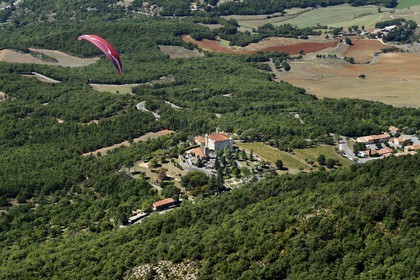 France, Var (83), Parc Naturel Régional du Verdon, le chateau d'Aiguines datant de la Renaissance et l'église Saint-Jean (vue aérienne)