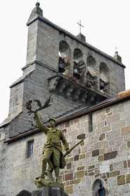 France, Cantal (15), Parc naturel régional de l'Aubrac, plateau de l'Aubrac, Saint-Urcize, monument aux morts devant l'église Saint-Pierre-et-Saint-Michel et son clocher en peigne