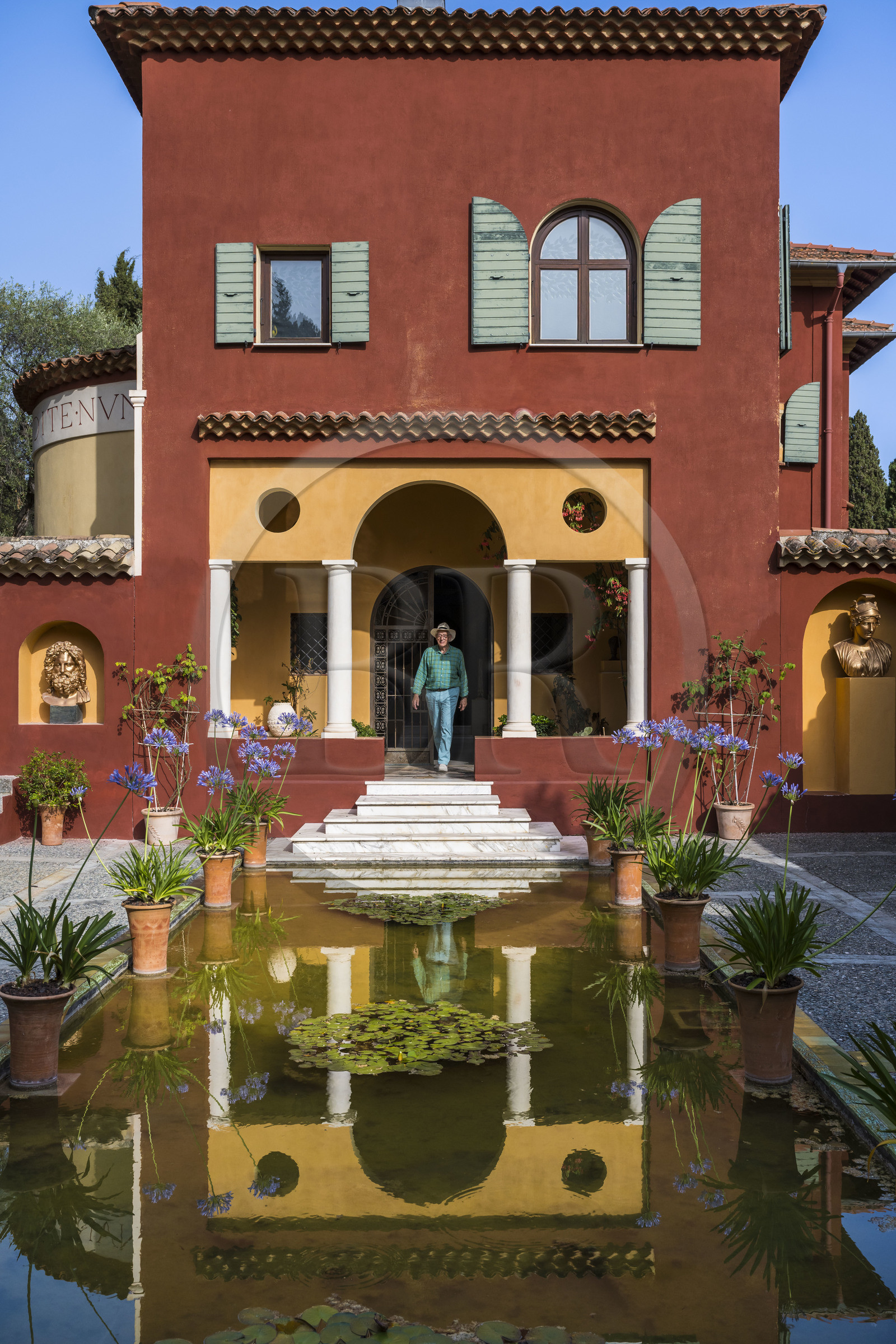 France, Alpes-Maritimes (06), Menton, Domaine des Colombieres, l'actuel propriétaire Michael Likierman dans la villa des Colombières  entièrement conçue comme une œuvre d'art par Ferdinand Bac