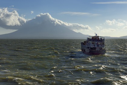 Nicaragua, Ile d'Ometepe sur le lac Nicaragua, ferry reliant San Jorge à Moyagalpa avec en fond le volcan Conception (1610 m) toujours en activité