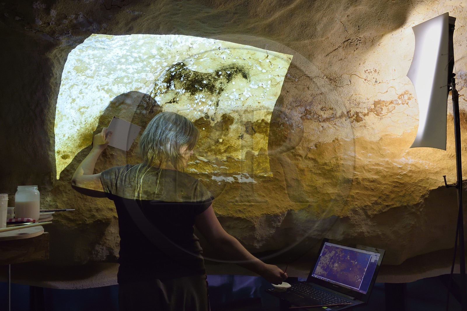 France, Dordogne (24), Montignac, l’Atelier des Fac-Similés du Périgord (AFSP) spécialisé dans la reproduction minérale de parois ornées de la préhistoire et en charge de la reconstitution fidèle des parois de la grotte de Lascaux, reproductions des peintures, mention obligatoire Atelier des Fac-Similés du Périgord