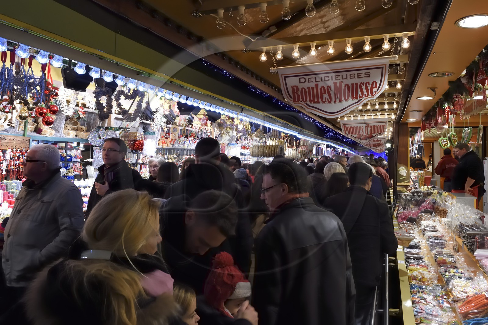France, Bas-Rhin (67), Strasbourg, vieille ville classée Patrimoine Mondial de l'UNESCO, marché de Noël (Christkindelsmarik) de la place Broglie