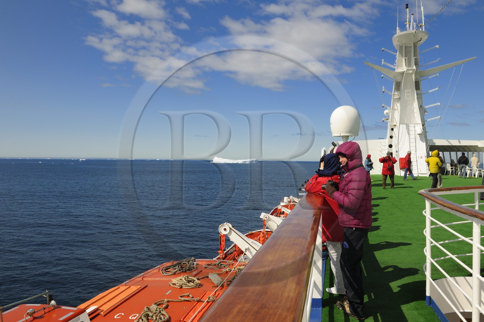 Groenland, région méridionale, le bateau de croisière le Princess Danané croise des icebergs au large du Cap Farvel (Farewell)