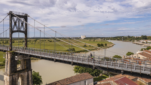 France, Charente-Maritime (17), Saintonge, Tonnay-Charente, cycliste faisant la véloroute La Flow Vélo traversant le pont suspendu construit en 1842 au dessus de la Charente (vue aérienne)