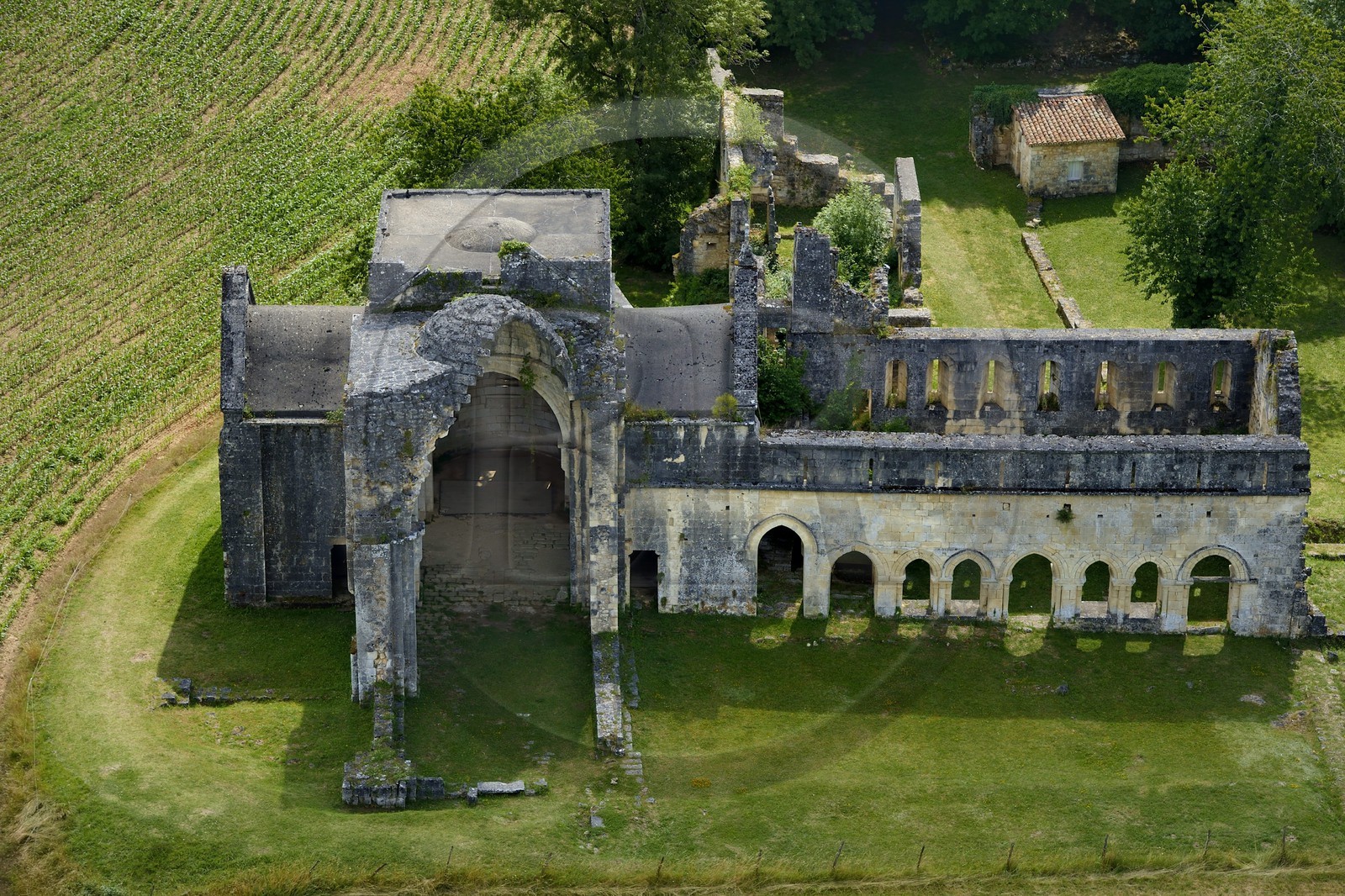 France, Dordogne (24), Périgord Vert, abbaye cistercienne de Boschaud du 12ème siècle qui dépendait de l'abbaye de Clairvaux (vue aérienne)