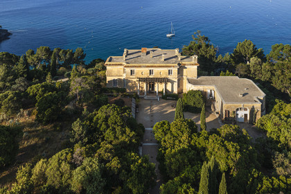 France, Var (83), Rayol-Canadel-sur-Mer, Domaine du Rayol, propriété du conservatoire du littoral mention obligatoire, le jardin des Méditerranées conçu par le paysagiste Gilles Clément, la maison principale l'Hôtel de la Mer (vue aérienne)