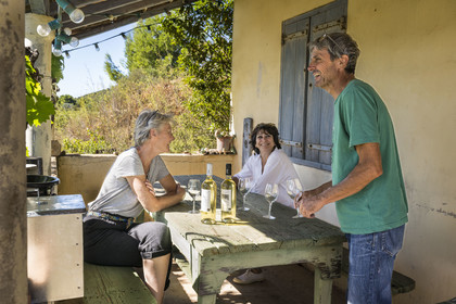 France, Hérault (34), Vic-La-Gardiole, Mas de la Plaine Haute, dégustation de vin chez le viticulteur Olivier Robert sur la terrasse de son mas