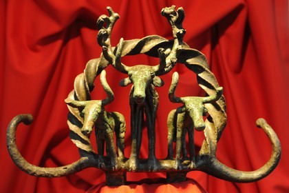 Turquie, Anatolie centrale, Ankara, le musée des Civilisations Anatoliennes, étendard en bronze d'Alaca Höyük décoré d'animaux; un cervidé entouré de bovidés vers 2300 av. JC