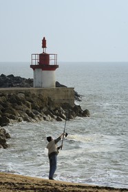 France, Charente-Maritime (17), Ile d'Oléron, pêcheur sur la plage de la Cotinière