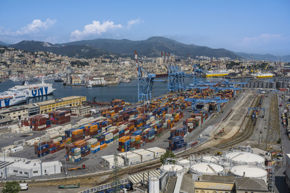 Italie, Ligurie, Gênes, le terminal conteneur du port de commerce et la ville en arrière plan