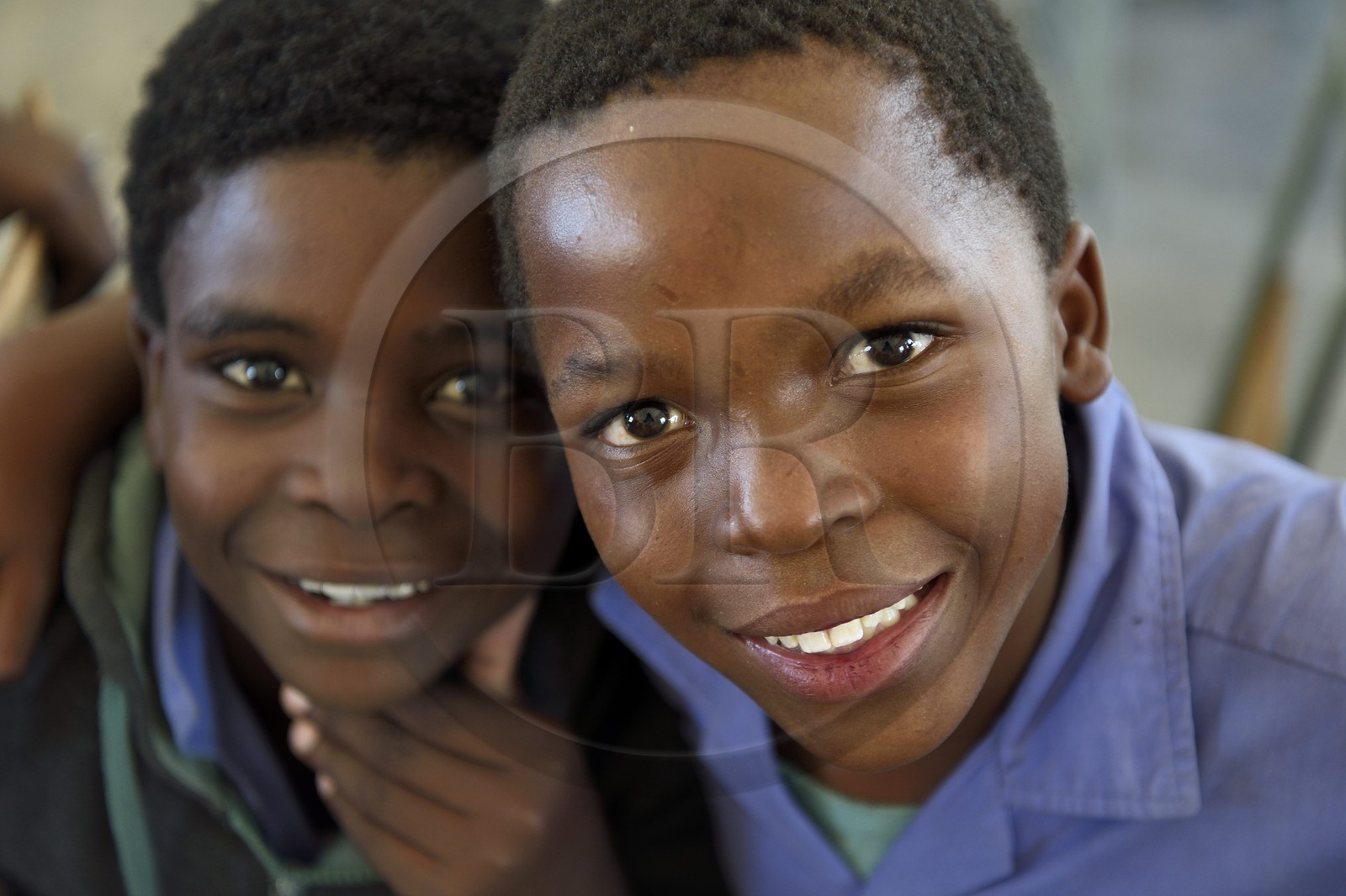 Namibie, région de Erongo, Damaraland, le Spitzkoppe dans le désert du Namib, Ecole primaire de Katora (Katora Primary School), garçons dans la salle de classe grade 4 (autour de 11 ans)