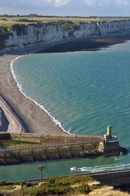 France, Seine-Maritime (76), Pays de Caux, Côte d'Albâtre, Fécamp, balise de la pointe Fagnet à l'entrée du port et la plage de Fécamp en arrière plan
