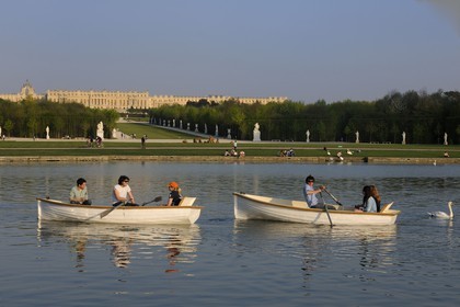 France, Yvelines (78), parc du château de Versailles, classé Patrimoine Mondial de l'UNESCO, barques sur le Grand Canal puis le bassin d'Apollon par Tuby avec le char d'Apollon et l'axe du Soleil vers le château