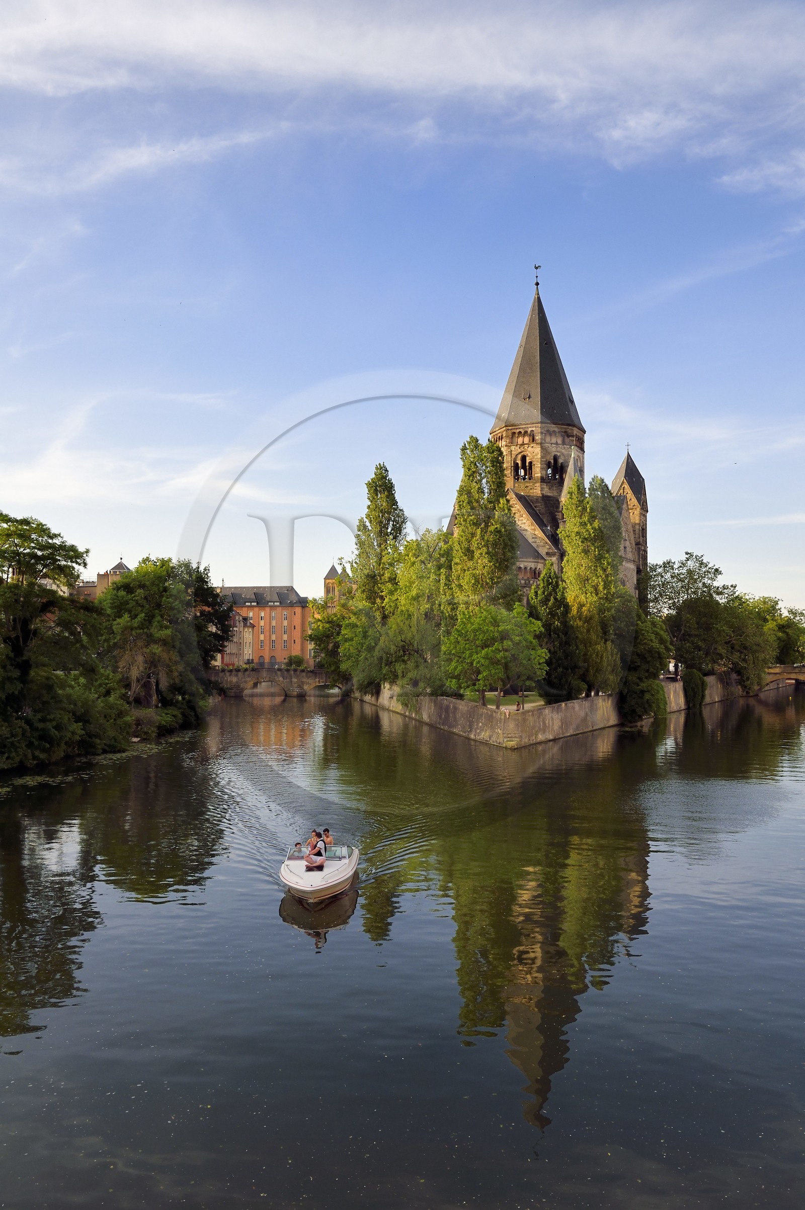 France, Moselle (57), Metz, Ile du Petit-Saulcy, le temple neuf ou église des allemands de culte protestant reformé et les berges de la Moselle canalisée