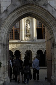 France, Charente-Maritime (17), La Rochelle, la cour intérieur de l'Hôtel de Ville