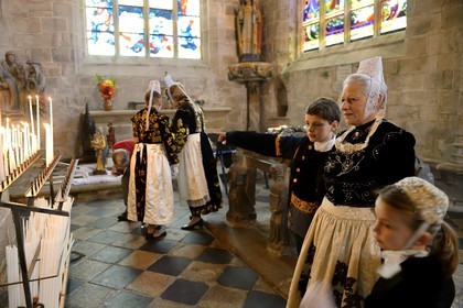 France, Finistère (29), Locronan, labellisé Les Plus Beaux Villages de France, femmes en costume traditionnel pendant la Troménie autours du cénotaphe de saint Ronan dans la chapelle du Péniti adjacente à l'église Saint Ronan
