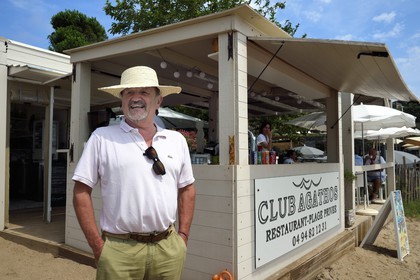 France, Var (83), Agay commune de Saint-Raphaël, massif de l'Estérel, Frédéric d’Agay devant son restaurant de plage
