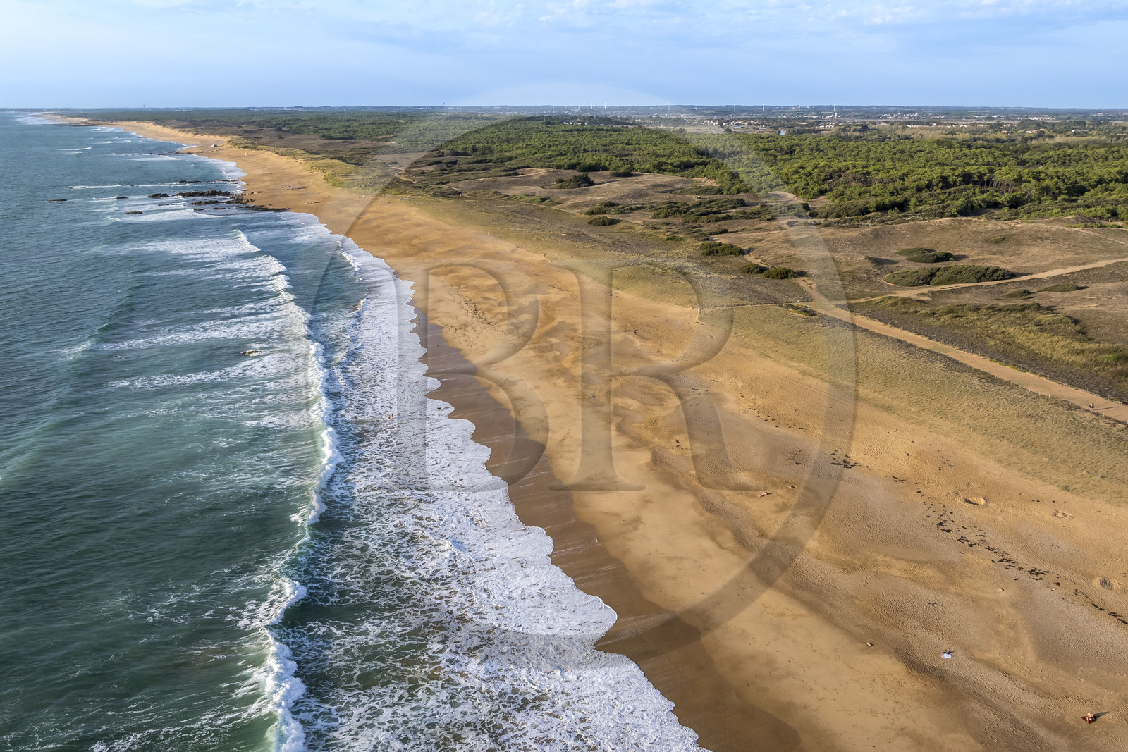 France, Vendée (85), Les-Sables-d'Olonne, plage de Sauveterre à Olonne sur Mer (vue aérienne)