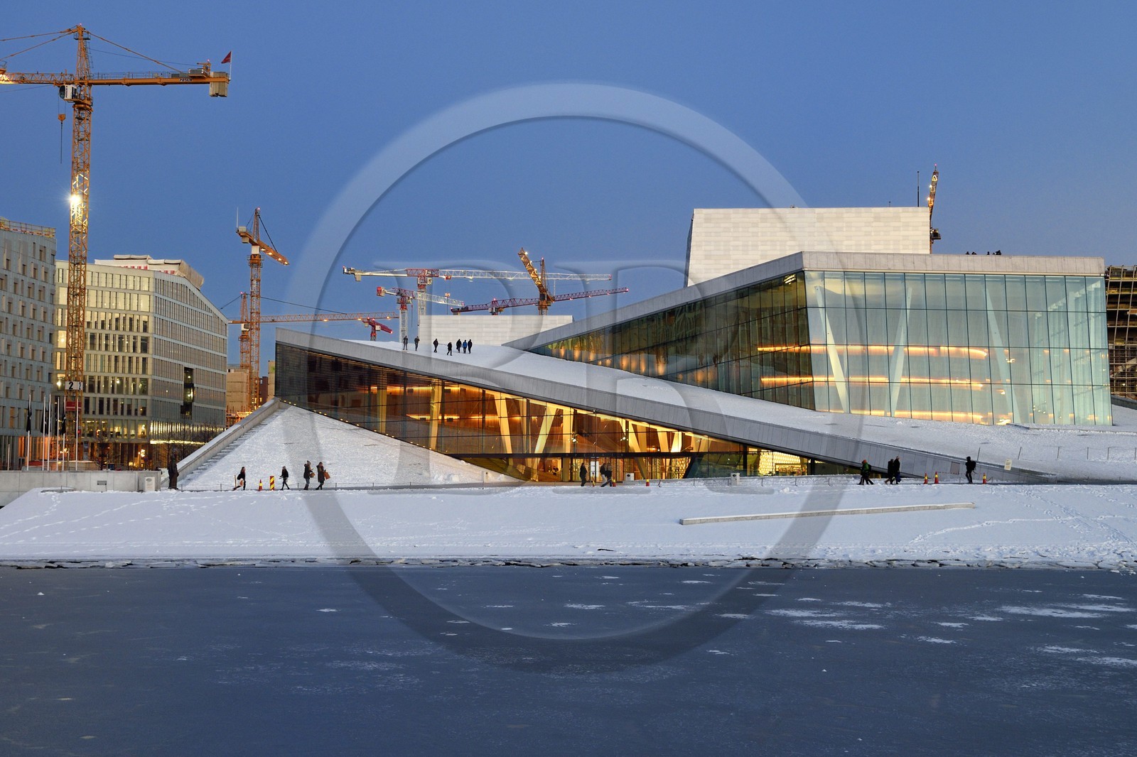 Norvège, Oslo, l'Opéra sous la neige, concu par le cabinet d'architecture Snohetta (dont notamment Tarald Lundevall) sur le port commercial et industriel du quartier de Bjorvika en pleine restructuration