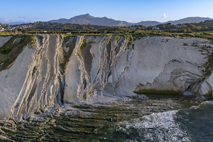 France, Pyrénées-Atlantiques (64), Pays-Basque, la Corniche Basque, Urrugne, la côte Atlantique vers Socoa, falaises de flysch et la montagne de La Rhune en arrière plan (vue aérienne)
