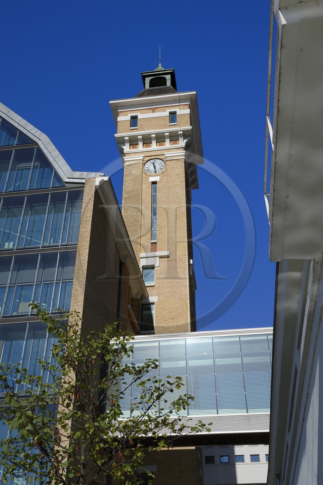 France, Seine-Saint-Denis (93), Pantin, Les anciens Grands Moulins de Pantin créées en 1884 réhabilités pour y réaliser un ensemble immobilier de bureaux conçu par le cabinet d'architectes Reichen et Robert pour BNP-Paribas Securities Services, le canal de l'Ourcq