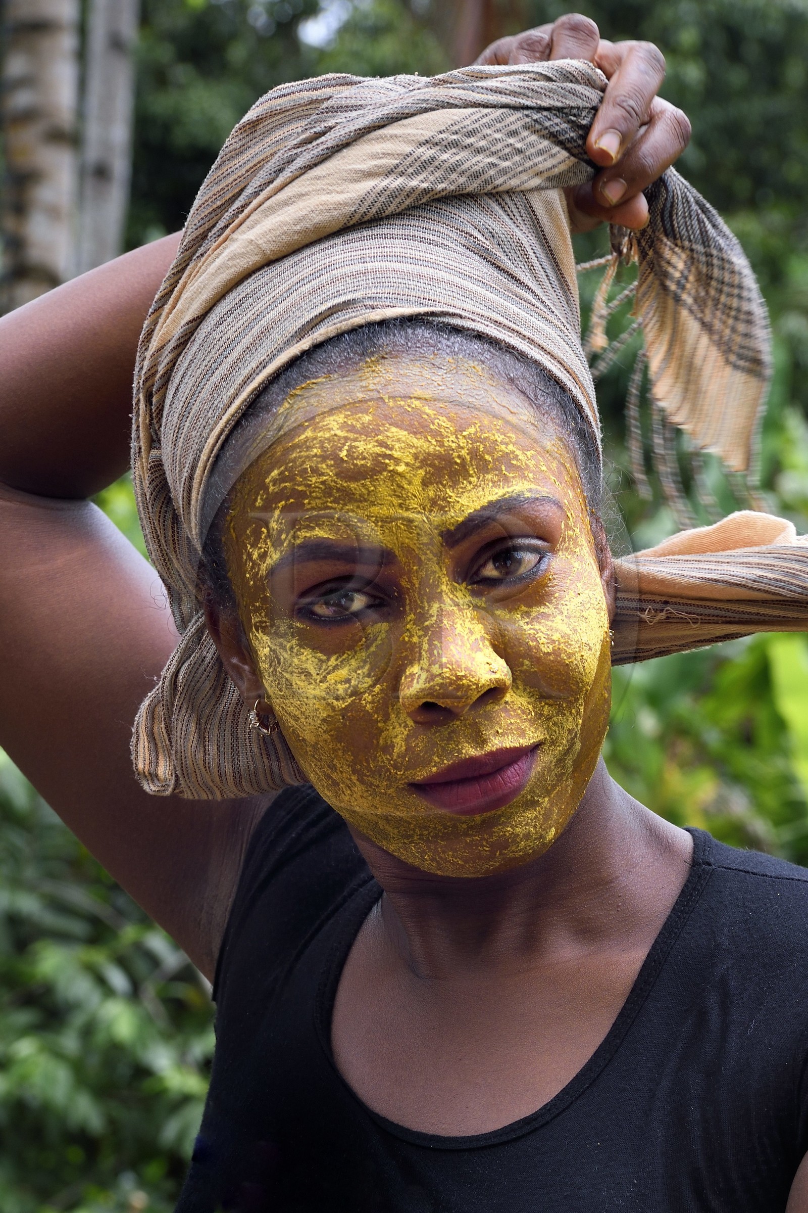 France, Ile de Mayotte, Grande-Terre, Ouangani, femme mahorais portant un masque de beauté au bois de santal (le m'sindzano)