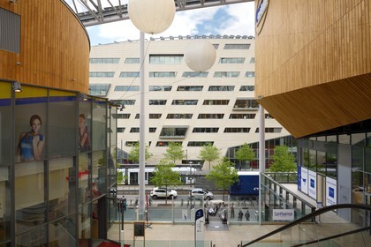 France, Rhône (69), Lyon, nouveau quartier de La Confluence au sud de la Presqu'île, le centre commercial de Confluence et le siège du Conseil régional de Rhône-Alpes réalisé par Christian de Portzamparc en arrière plan