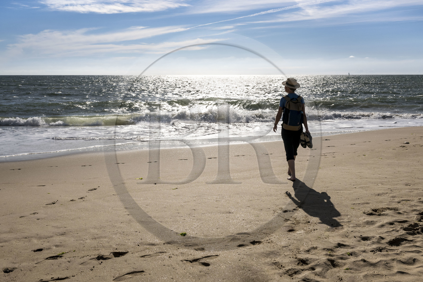 France, Vendée (85), Talmont-Saint-Hilaire, la Pointe du Payré, randonneur sur la plage du Veillon